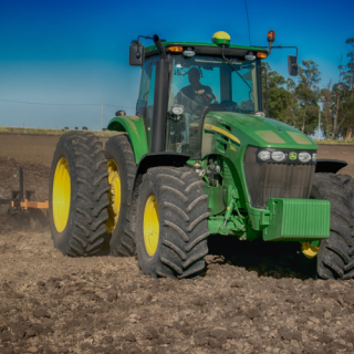 Traktor põllul tööd tegemas