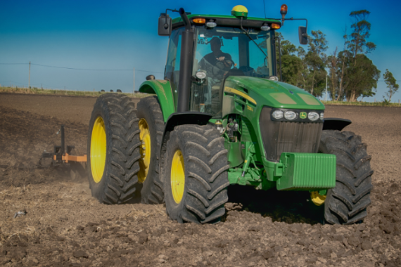 Traktor põllul tööd tegemas